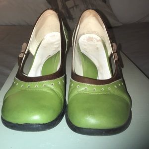John fluevog Tennessee pumps in brown and green